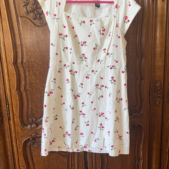 While sleeveless dresses - Picture 5 of 8